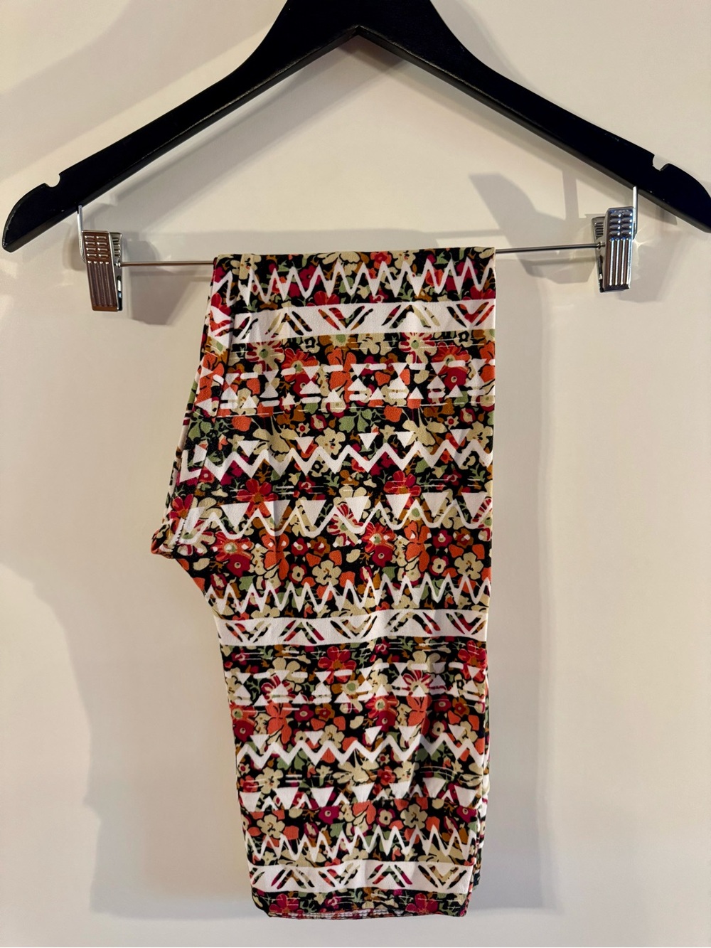 LuLaRoe Floral Zigzag Leggings in White, Red, Orange, Green, Black